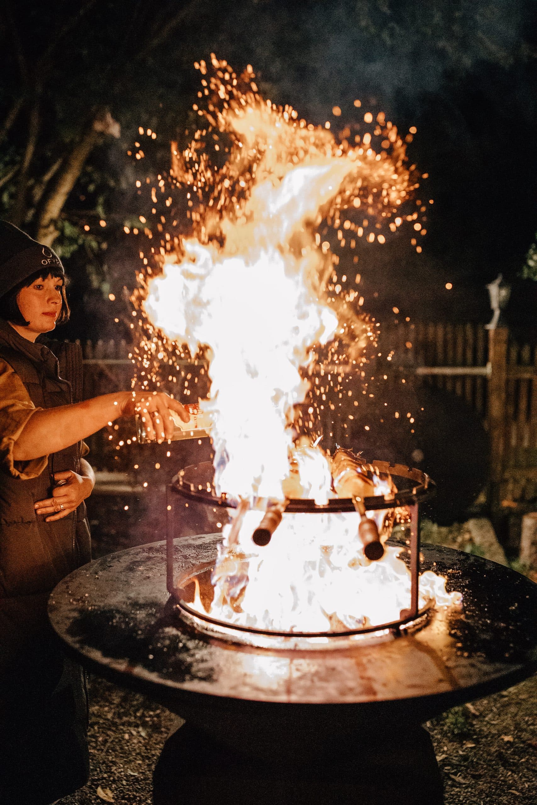 VEGANfire Feuerküche bei Nacht