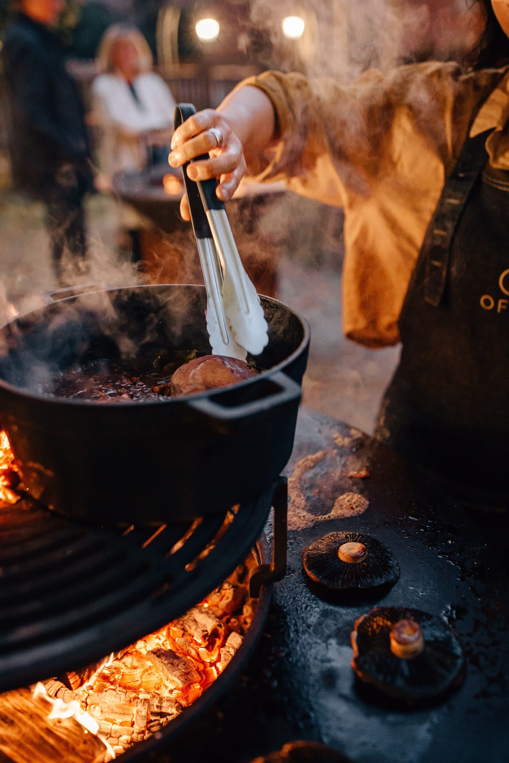 Dutch Oven über glühenden Kohlen