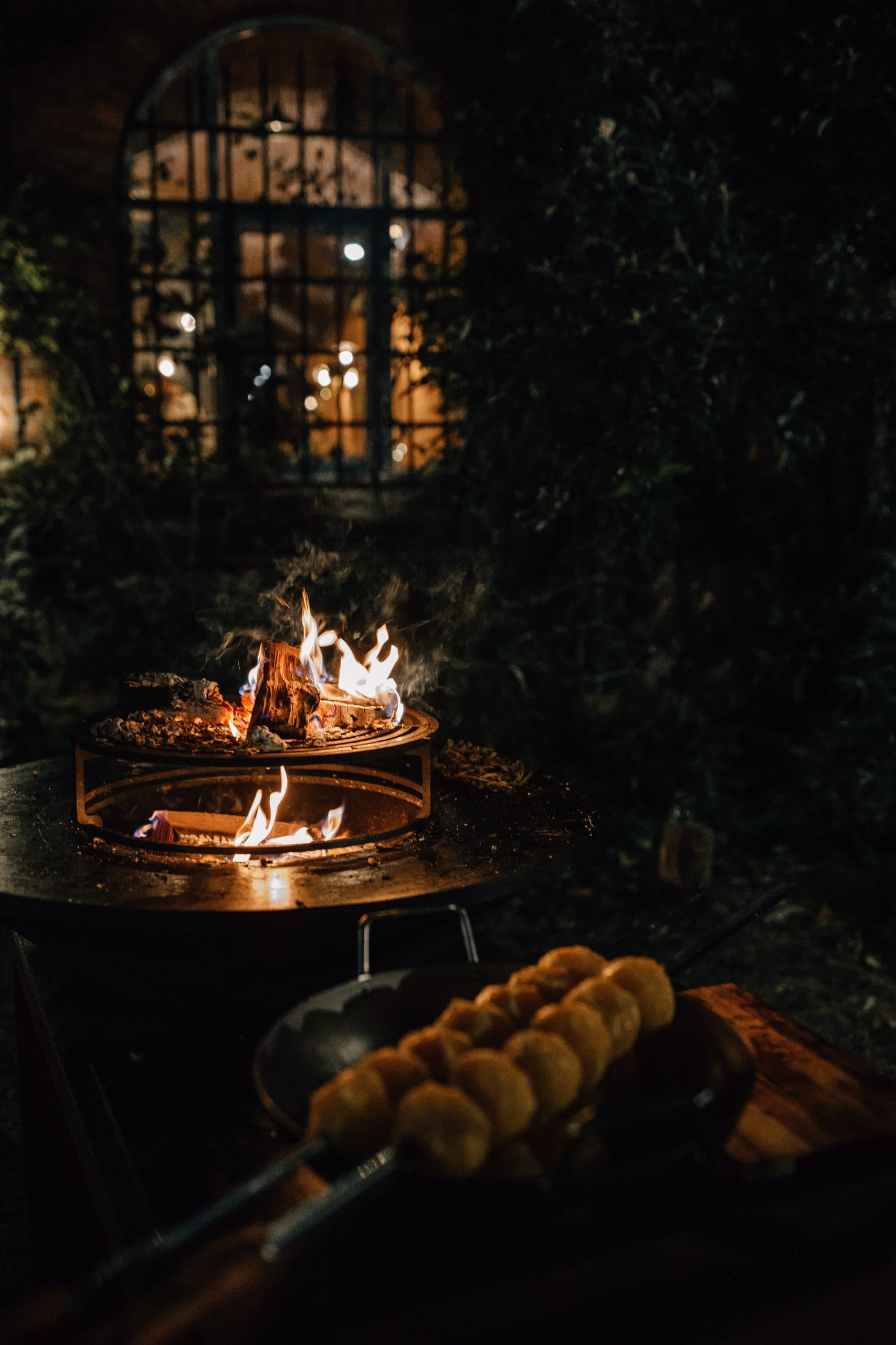 VEGANfire Feuerküche bei Nacht